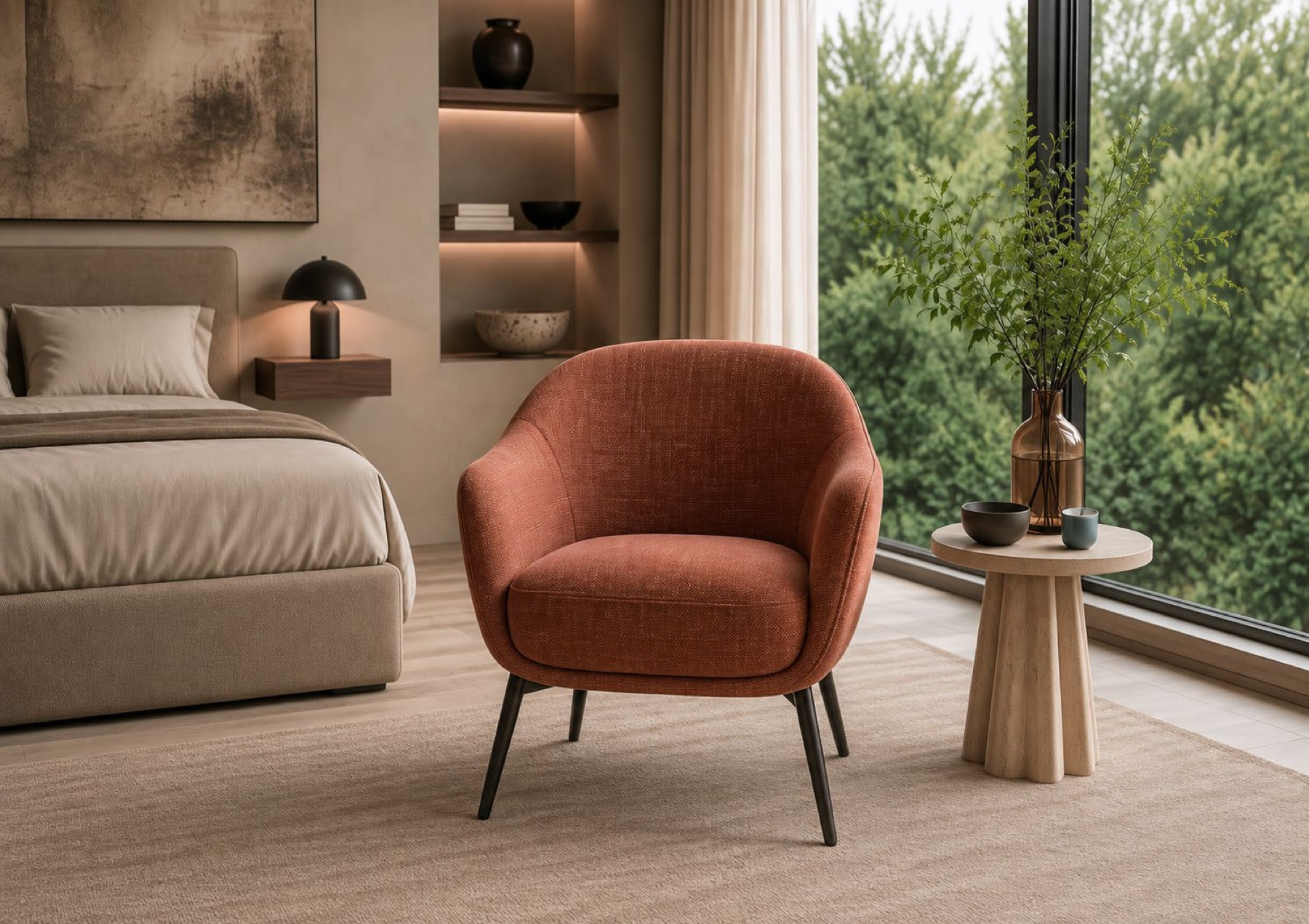 Terracotta fauteuil naast een bed bij een groot raam