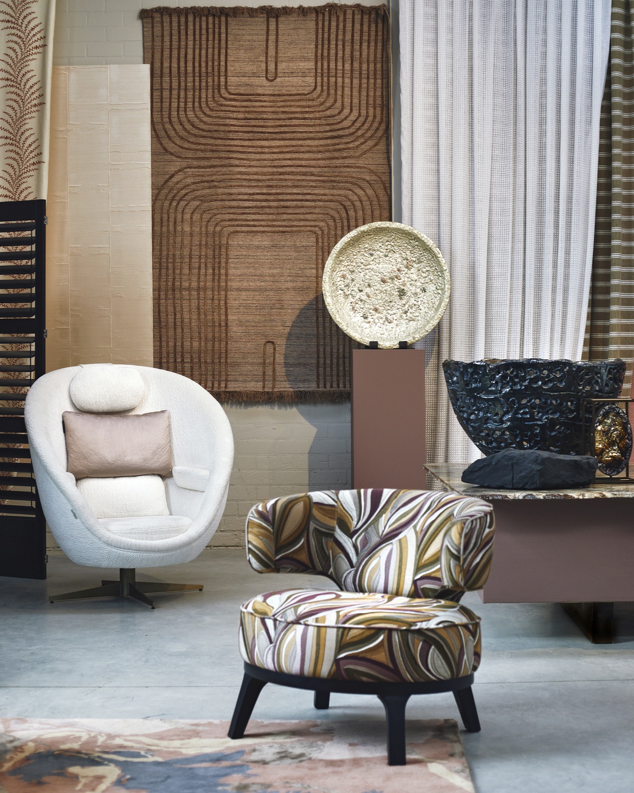 Witte draaifauteuil en een fauteuil met bladerprint