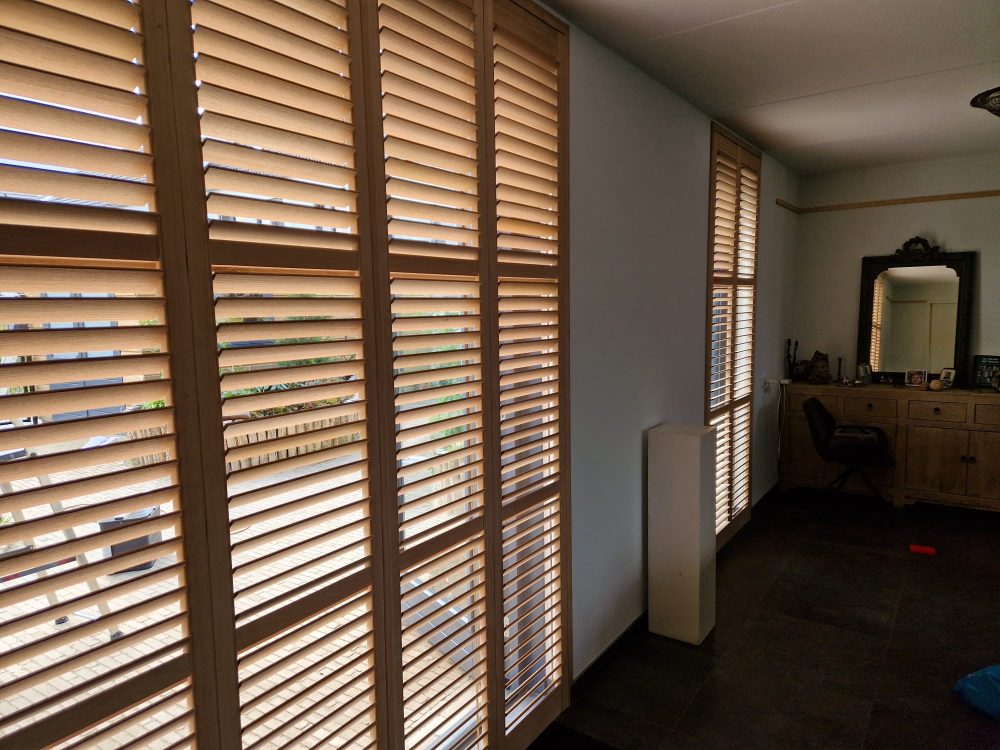 Eikenhouten shutters voor hoge ramen
