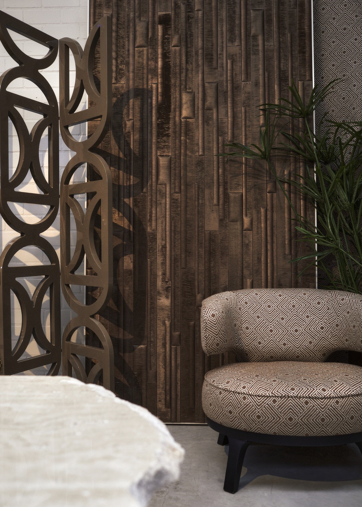 Fauteuil in bouclé voor een houten kamerscherm